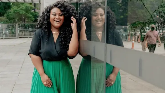 Raiza Bernardo Barbosa al lado de un espejo,