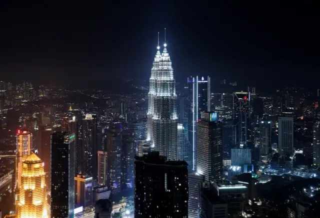 วิวตึกเปโตรนาสในกัวลาลัมเปอร์ตอนกลางคืน