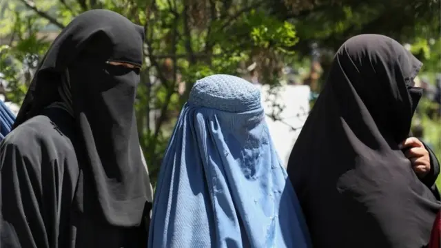 Mujeres afganas usando burkas