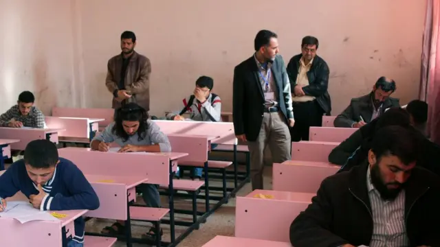 طلاب يؤدون أحد الامتحانات الجامعية