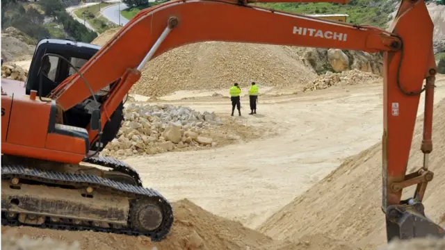 Retroexcavadora en una mina ilegal