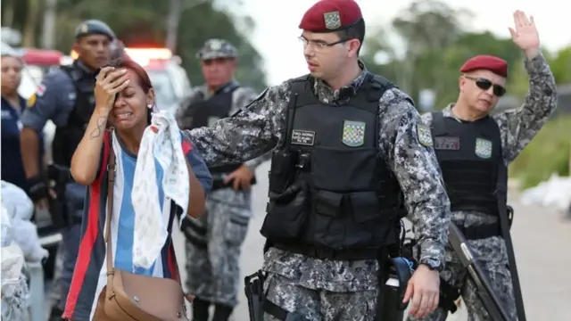 Policial consola parentedealer pokerpresodealer pokerfrente ao presídiodealer pokerManaus