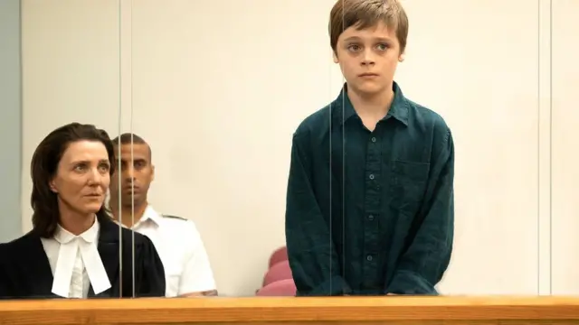 તેમના વકીલ પોલીસને પૂછે છે કે શા માટે બાળક રે સાથે કોઈ પુખ્ય વયના ગુનેગાર સાથે થાય તેવો વર્તાવ થાય છે