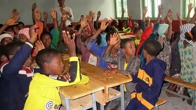 Ijoollee kutaa haaraa keessatti harka baasaa jiran