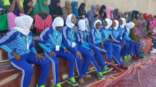 Qaar ka mid ah gabdhaha ka qeybgalaya tartanka kubadda koleyga