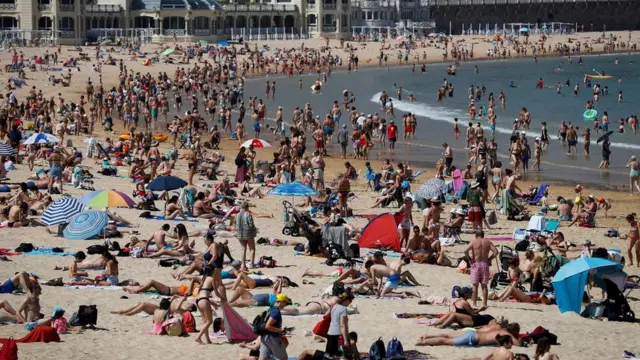 स्पेनको बढ्दो तापक्रमबाट राहत पाउन थुप्रै मानिसहरू समुन्द्र किनारमा जम्मा हुन थालेका छन्