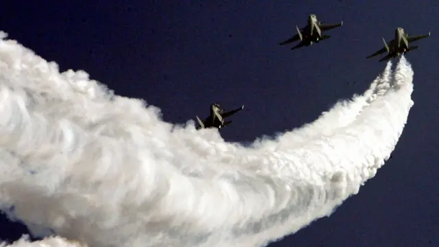 2006లో రిపబ్లిక్ డే సంధర్భంగా జెట్ విమానాల విన్యాసాలు