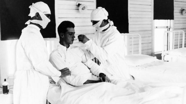 1918年，医生在新奥尔良治疗一名流感病人