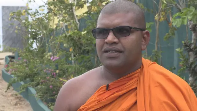 පහරදීමේ උත්සාහ හතරක් වැළැක්වීමට තමන් ඇතුළු සිංහල ජනතාව සමත් වූ බව වතුරකුඹුරේ ධම්මරතන හිමියෝ පවසති