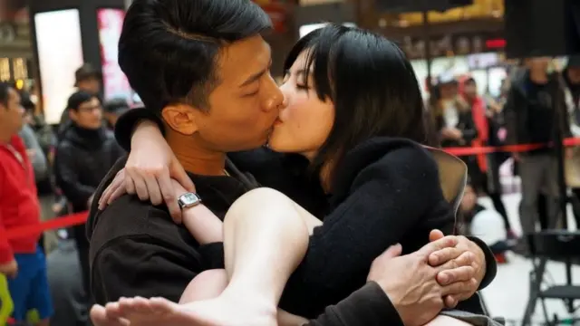 微风台北车站照惯例举行Non-stop不停接吻比赛参赛者