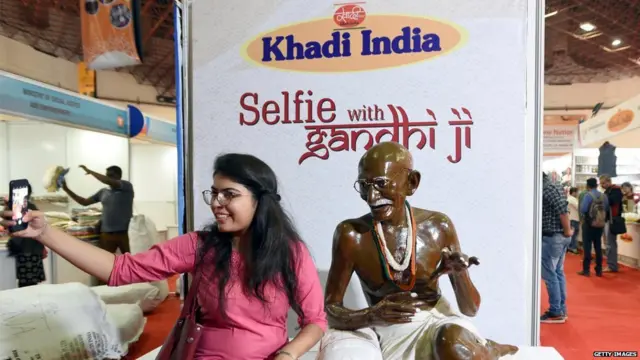 खादी ब्रांड पिछले कुछ सालों में काफी लोकप्रिय हो गया है