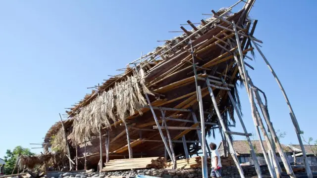 Esqueleto de barco na Indonésia