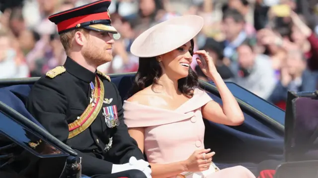 Harry e Meghanreal bet365 comcarruagem no desfile militar voltando a luareal bet365 commel