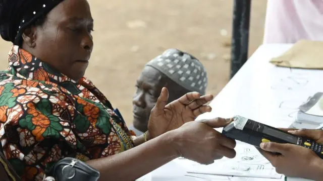 Woman dey vote for Nigeria 2015 elections