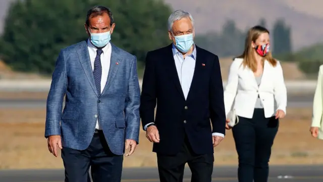 El ministro de relaciones exteriores de Chile, Andrés Allamand, junto al presidente Sebastián Piñera.