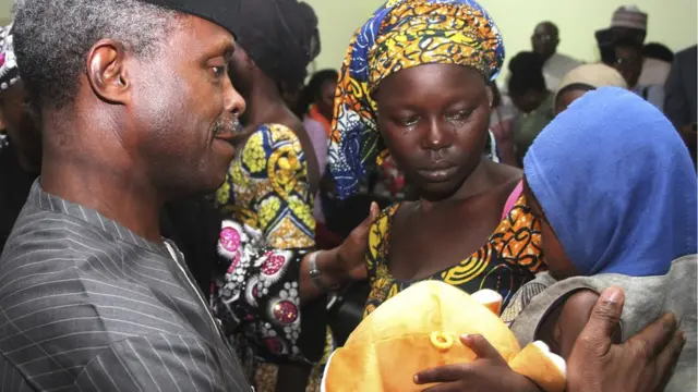 Igbakeji Aarẹ, Yẹmi Ọsinbajo pẹ̀lu akẹ́kọbinrin Chibok