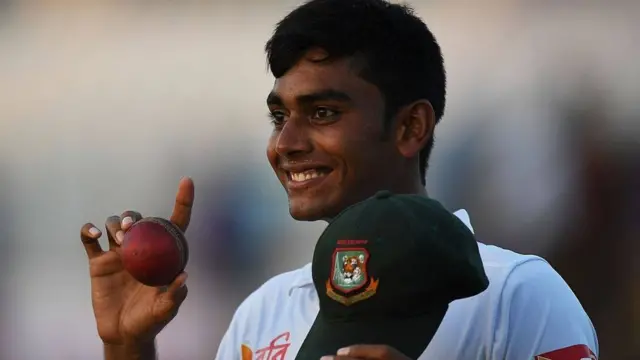 বল হাতে মেহেদি হাসান মিরাজ