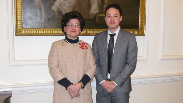 "華賢社"會長陳三妹MBE和她的兒子Raymond