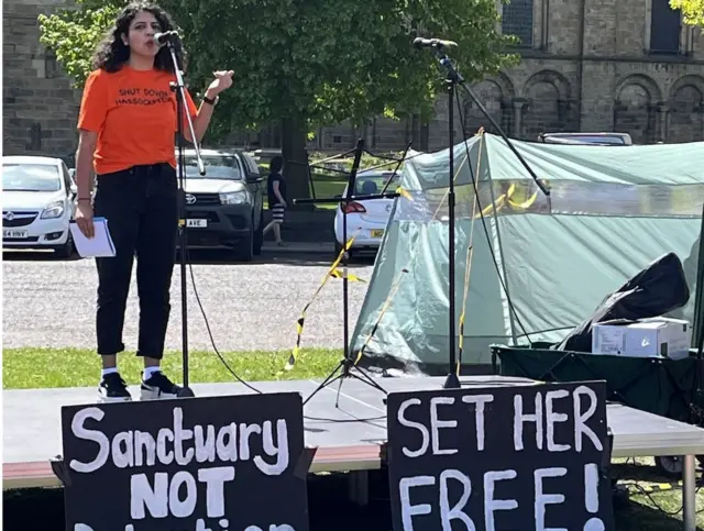 روزا صالح تحتفل بفوزها في الانتحابات