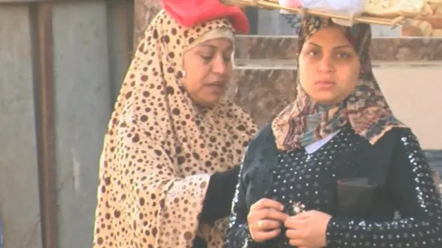 سيدتان ريفيتان تحملان طعام يومهما