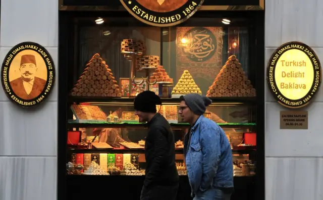 Karanlık gökyüzünü savunan aktivistler, dükkan cephelerinin gece aydınlatılması gerekip gerekmediğini sorguluyor.