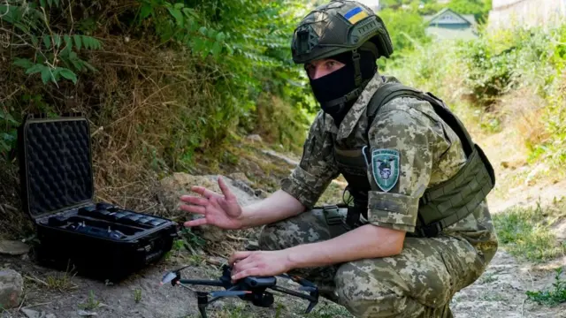 Un militaire se prépare à faire fonctionner un drone commercial, le DJI Mavic 3, utilisé à des fins de surveillance pendant l'effort de guerre de l'Ukraine, à Kherson le 10 juin 2023,