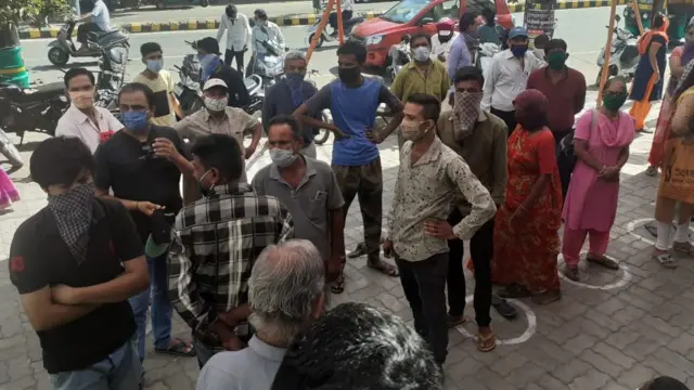 રાજકોટમાં બૅન્ક બહાર લોકો