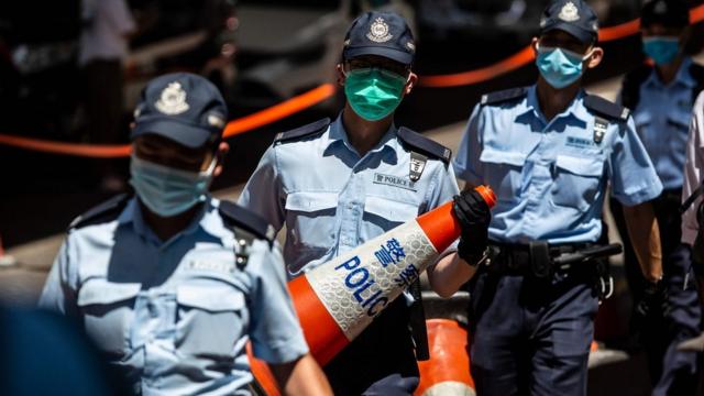 香港西九龙裁判法院外警察拉起封锁线（6/7/2020）