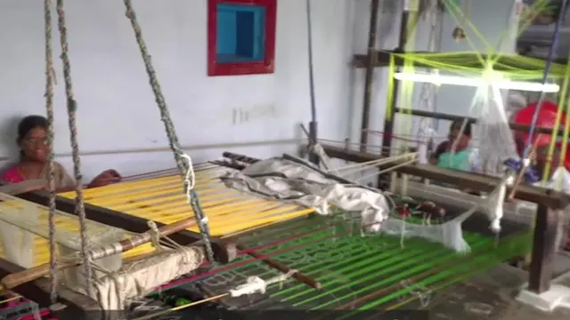 একটি সিল্ক শাড়ি বানিয়ে তাঁতী আয় করেন ২৫ ডলার