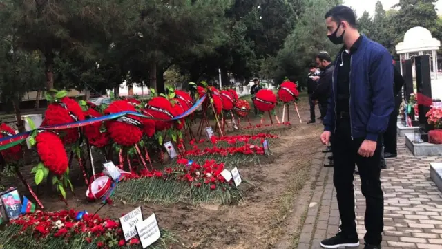 На цвинтар приходить молодь призовного віку, вони довго стоять біля могил. Кажуть, що тут лежать їхні товариші по службі, але більше на запитання журналістів не відповідають: "Зараз воєнний час ..."