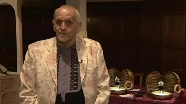 قال الفنان إنه يعمل بين دقتي قلب حرفيا