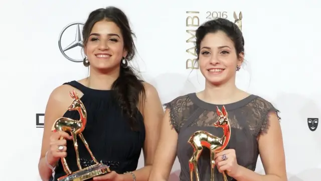 Yargılananlardan Sarah Mardini ve olimpik yüzücü kız kardeşi Yusra Mardini