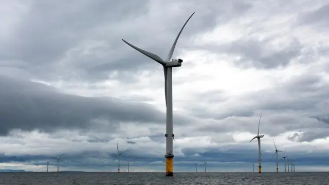 أحد التوربينات البحرية الضخمة