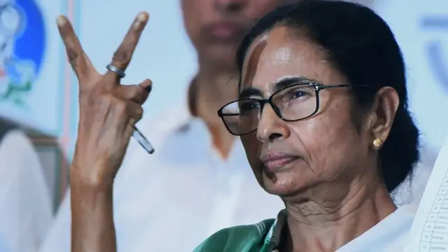 বিজয়ের ভি-চিহ্ন দেখাচ্ছেন তৃণমূল কংগ্রেস প্রধান মমতা ব্যানার্জী।