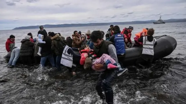 আফগান অভিবাসী বহনকারী একটি নৌকা শুক্রবার গ্রিসের লেসবস দ্বীপে গিয়ে পৌঁছেছে।