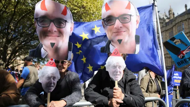 демонстрация у парламента, изображения Доминика Каммингса и Бориса Джонсона