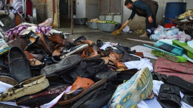 Обувь погибших в результате взрыва в Кабуле