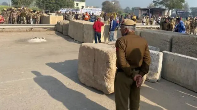 రోడ్ బ్లాక్