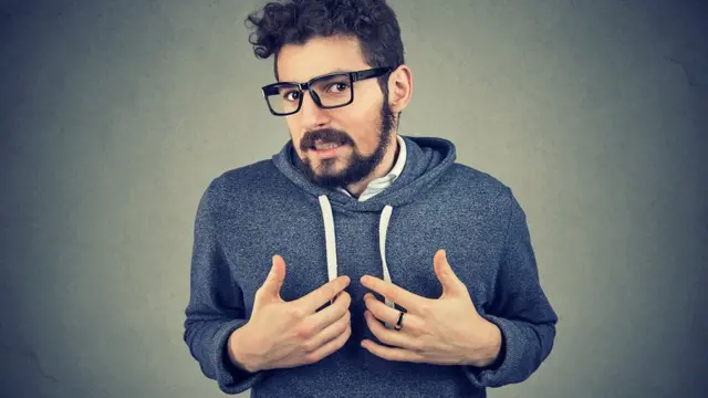 Hombre con gesto de disculparse