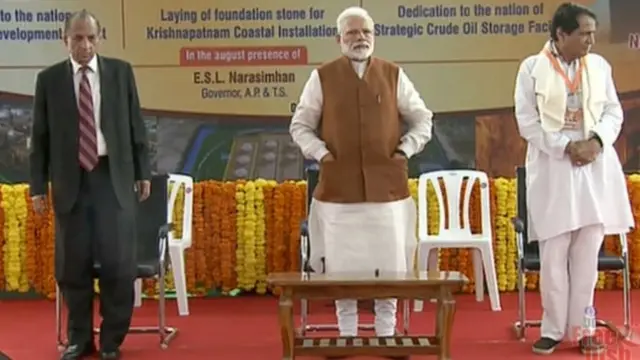 గవర్నరు నరసింహన్, ప్రధాని మోదీ, కేంద్ర మంత్రి సురేశ్ ప్రభు