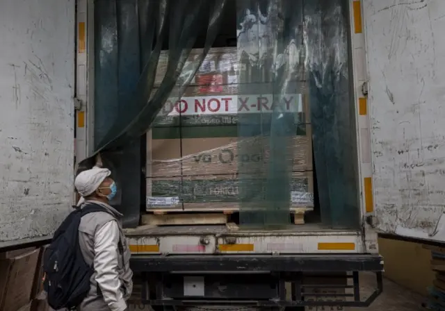 जुलाई १२ मा जोनसन एन्ड जोनसनको खोप नेपाल आइपुगेको हो