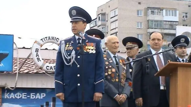 Відзначення 9 травня, 2011 рік. "Георгіївська стрічка" - традиційний атрибут політичних діячів різного рівня (а особливо на Донбасі) до 2014 року