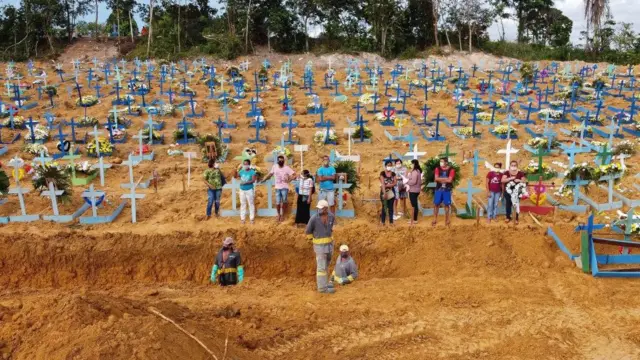 Свежие могилы в Мексике