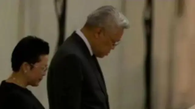 นายพิษณุ สุวรรณะชฎ เอกอัครราชทูตไทย ประจำกรุงลอนดอน และ นางทิพยสุดา สุวรรณะชฎ ภริยาเข้าถวายความเคารพพระบรมศพที่ประดิษฐานอยู่ที่เวสต์มินสเตอร์ ฮอลล์ เมื่อช่วงบ่ายของ 18 ก.ย. ตามเวลาอังกฤษ