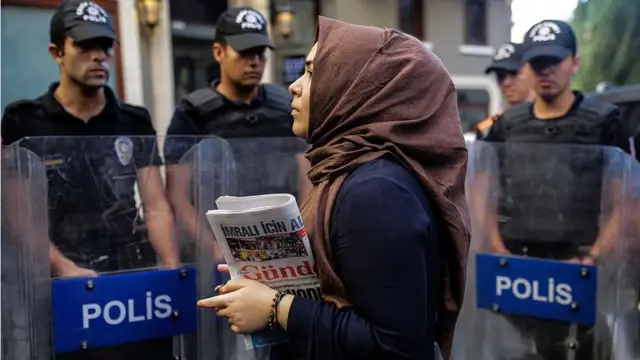 حاجز الشرطة أمام مقر صحيفة أوزغور غوندم التي اغلقتها السلطات التركية بتهمة علاقاتها مع المقاتلين الأكراد