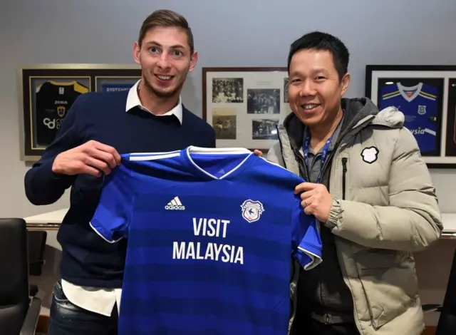Emiliano Sala y Ken Choo.