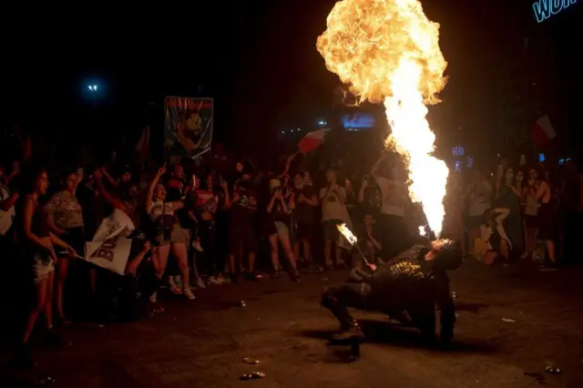 Simpatizantes de Gabriel Boric celebran con un tragafuegos