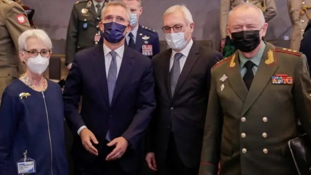 ब्रसेल्स में नेटो और रूसी अधिकारियों के साथ