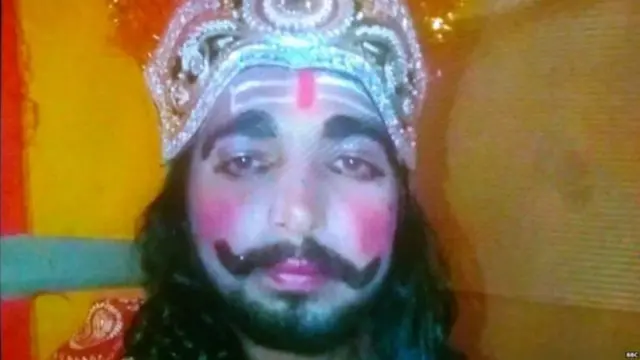 ਦਲਬੀਰ ਸਿੰਘ ਪਿਛਲੇ ਕਈ ਸਾਲਾਂ ਤੋਂ ਧੋਬੀ ਘਾਟ ਮੈਦਾਨ 'ਚ ਹੁੰਦੀ ਰਾਮ ਲੀਲਾ ਨਾਲ ਜੁੜਿਆ ਹੋਇਆ ਸੀ ਤੇ ਪੇਸ਼ੇ ਵਜੋਂ ਪਤੰਗ ਬਣਾ ਕੇ ਵੇਚਦਾ ਸੀ