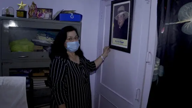 डॉक्टर वीके राजपाल की तस्वीर के साथ मधु राजपाल